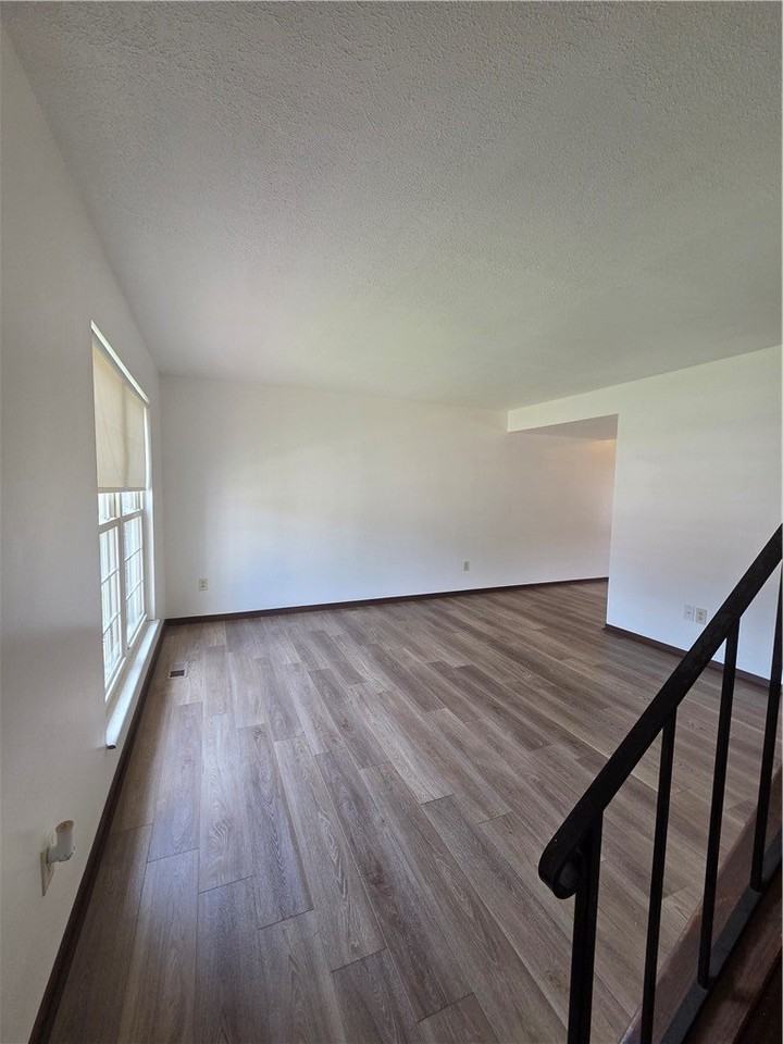 111 E Pike St - Photo 3 of 31