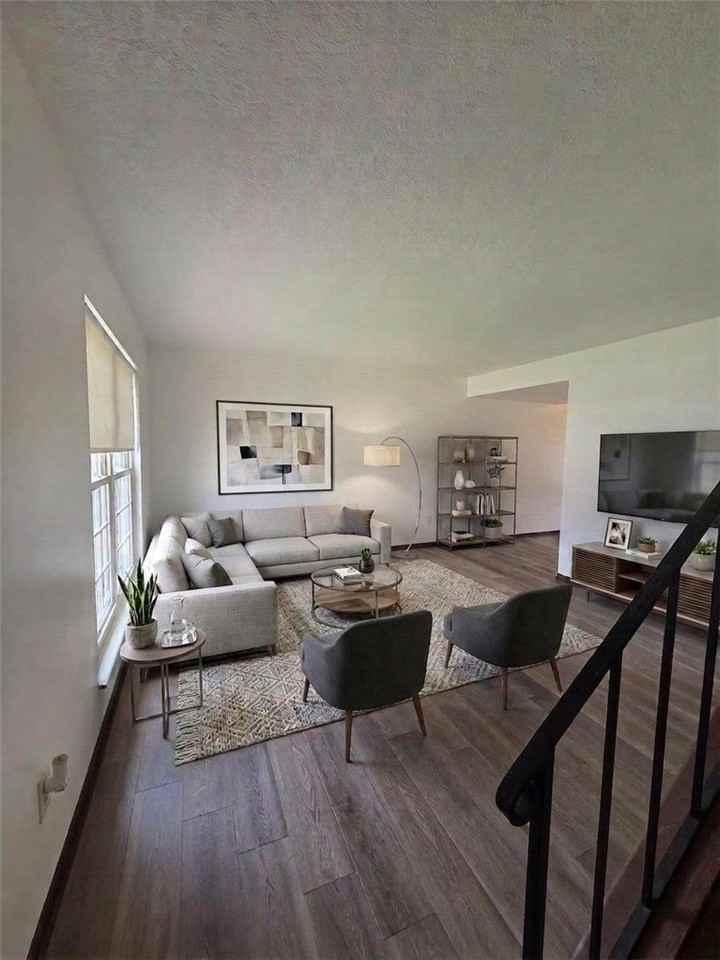 111 E Pike St - Photo 4 of 31