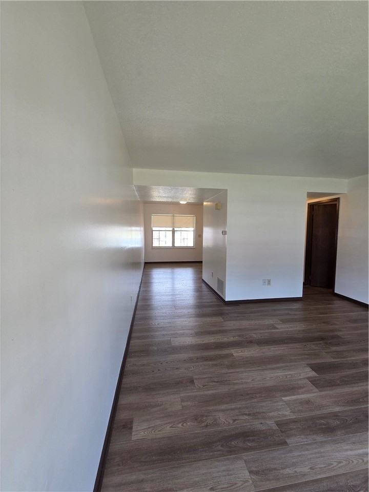 111 E Pike St - Photo 5 of 31