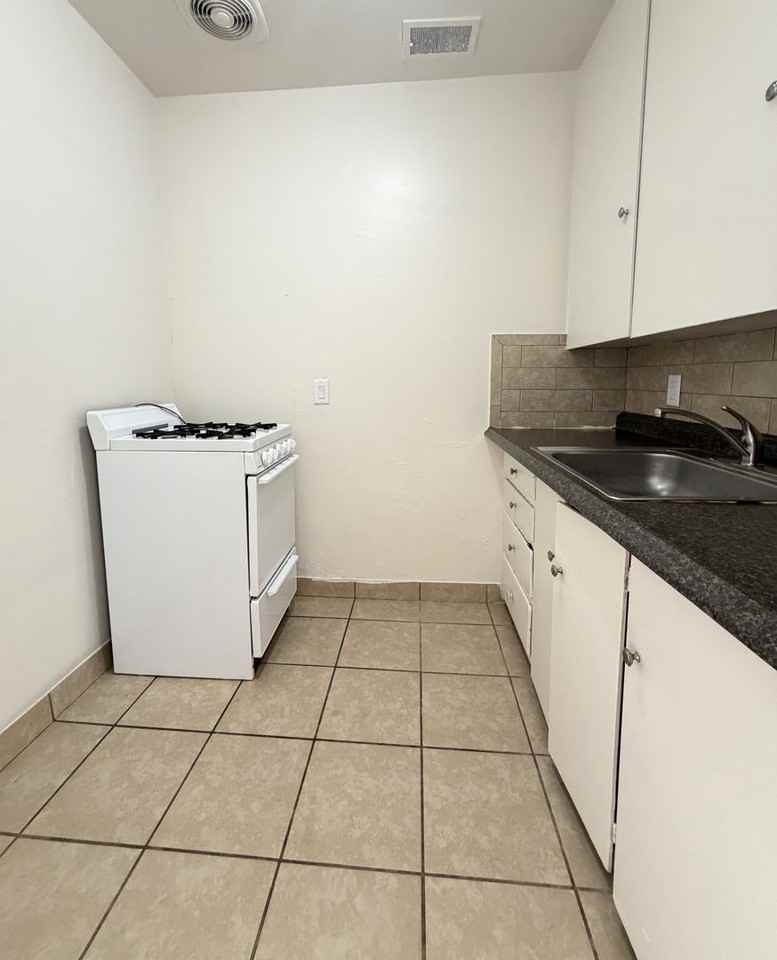585 W 3rd St - Photo 3 of 7