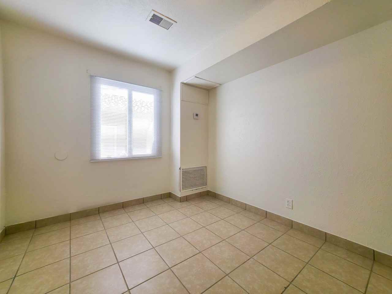 585 W 3rd St - Photo 4 of 7