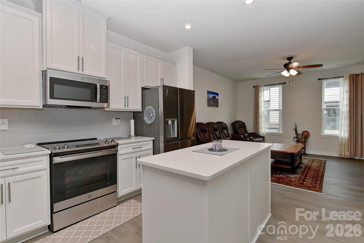 421 Spearfield Ln - Photo 3 of 24