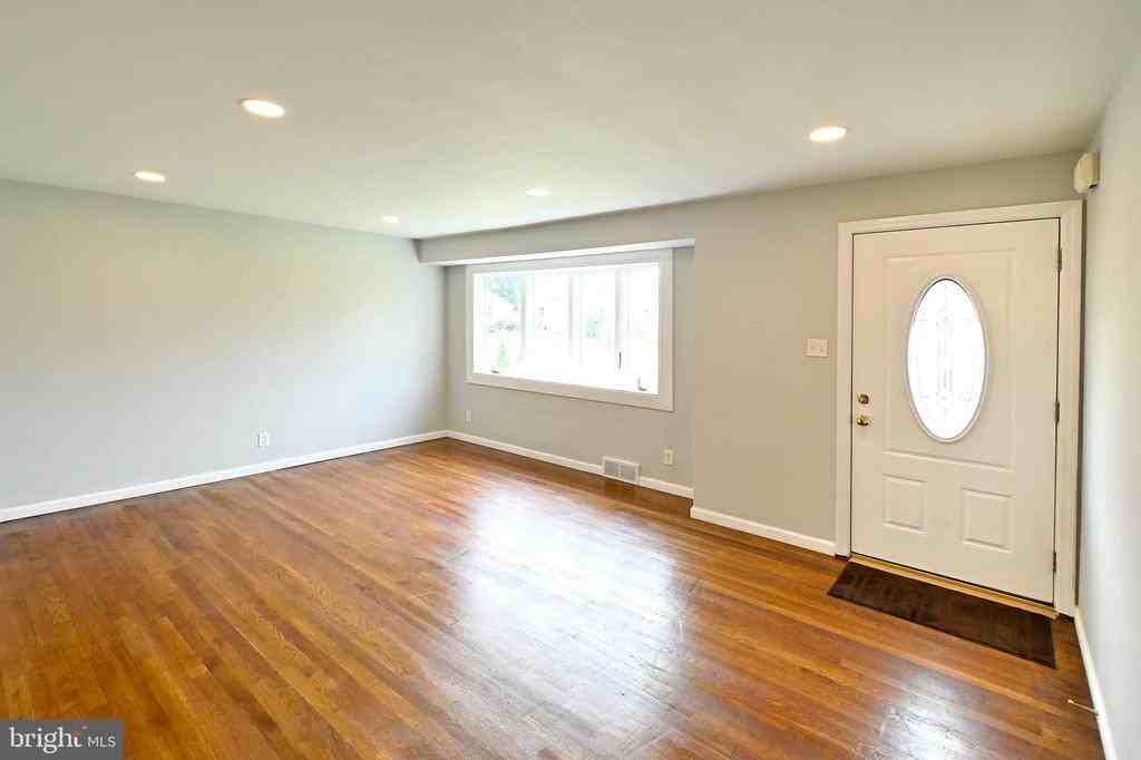 51 Macon Dr - Photo 2 of 31