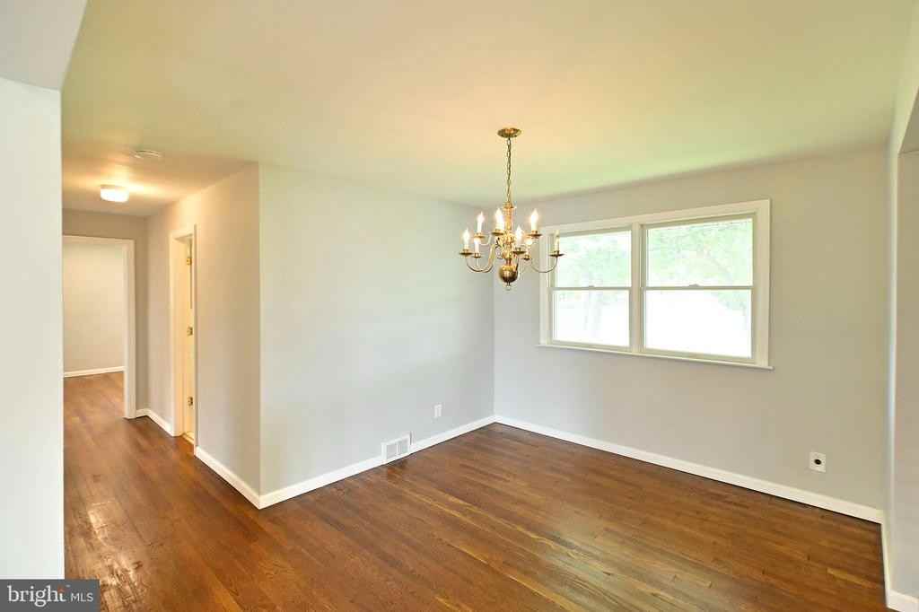 51 Macon Dr - Photo 3 of 31