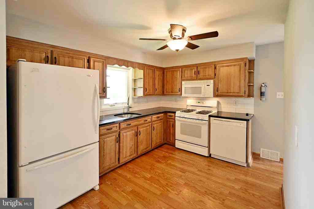 51 Macon Dr - Photo 4 of 31