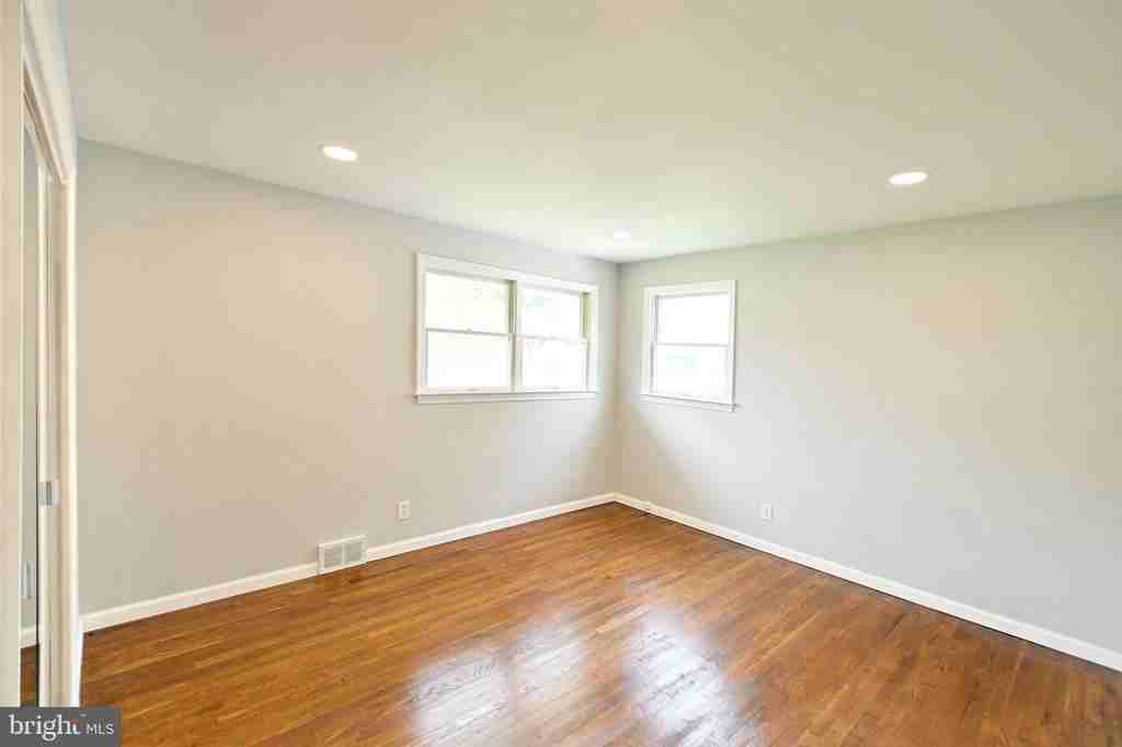 51 Macon Dr - Photo 5 of 31