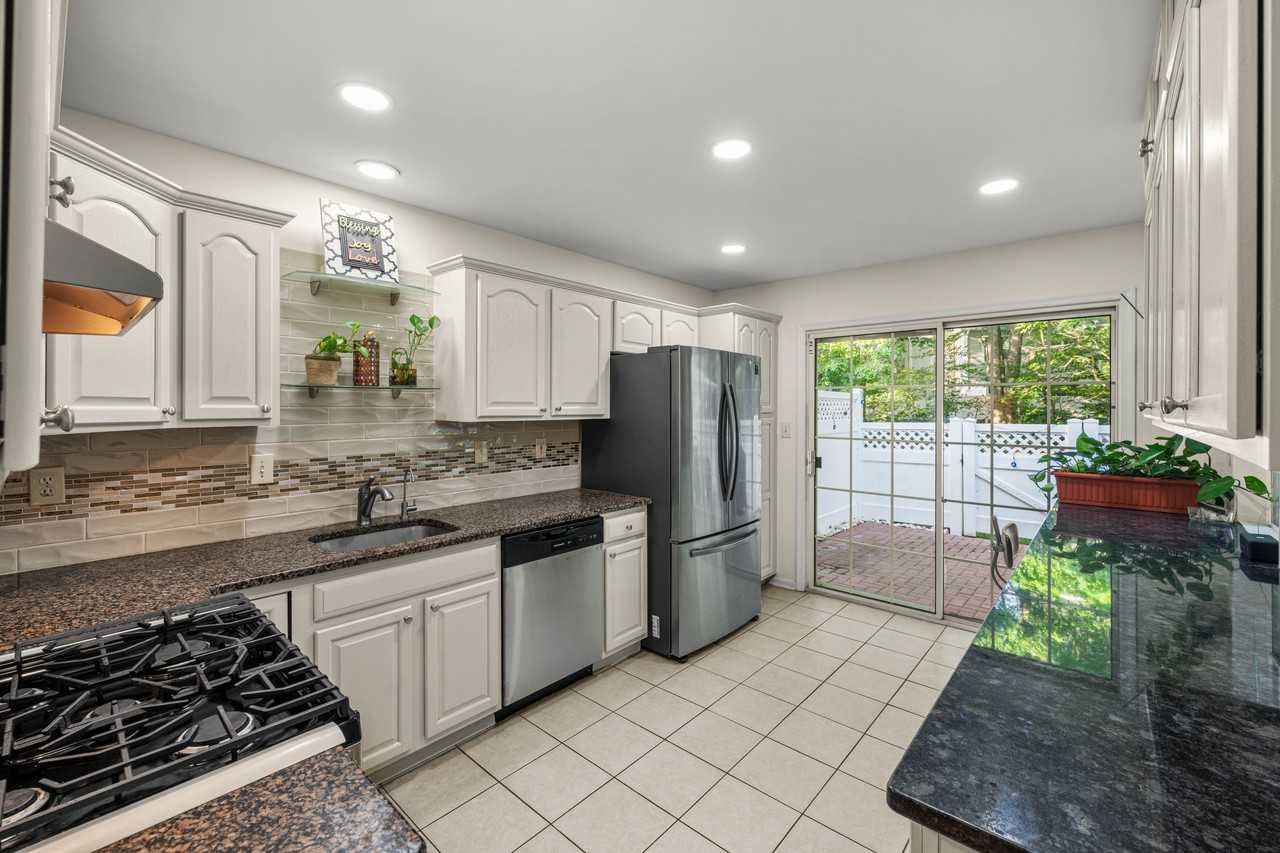 8 Henry Ct - Photo 3 of 15