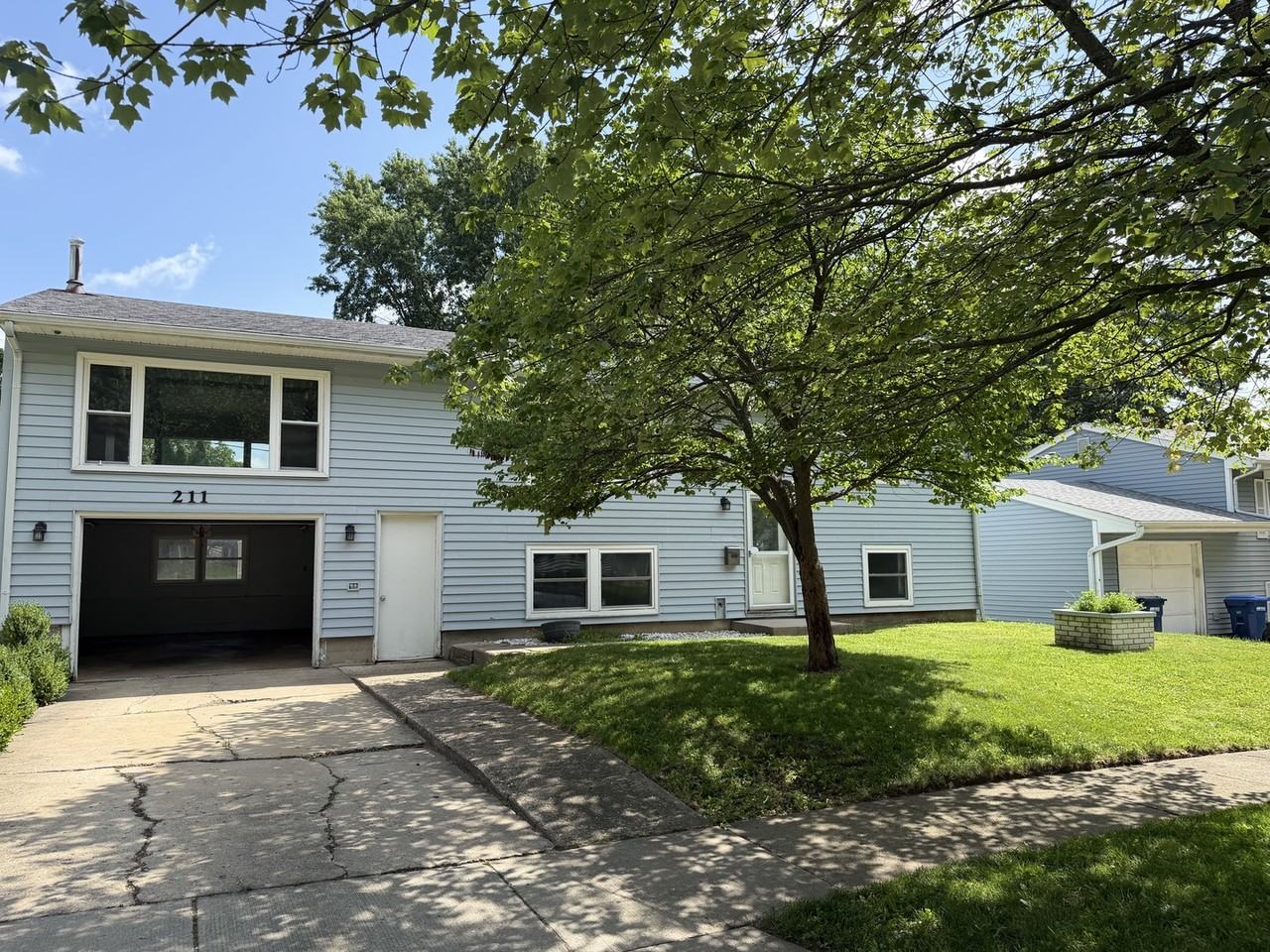 211 E Dresser Rd