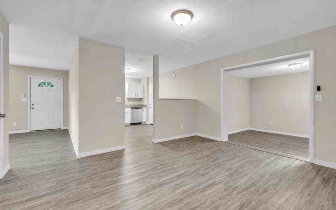 4545 Lane Ave S - Photo 4 of 12