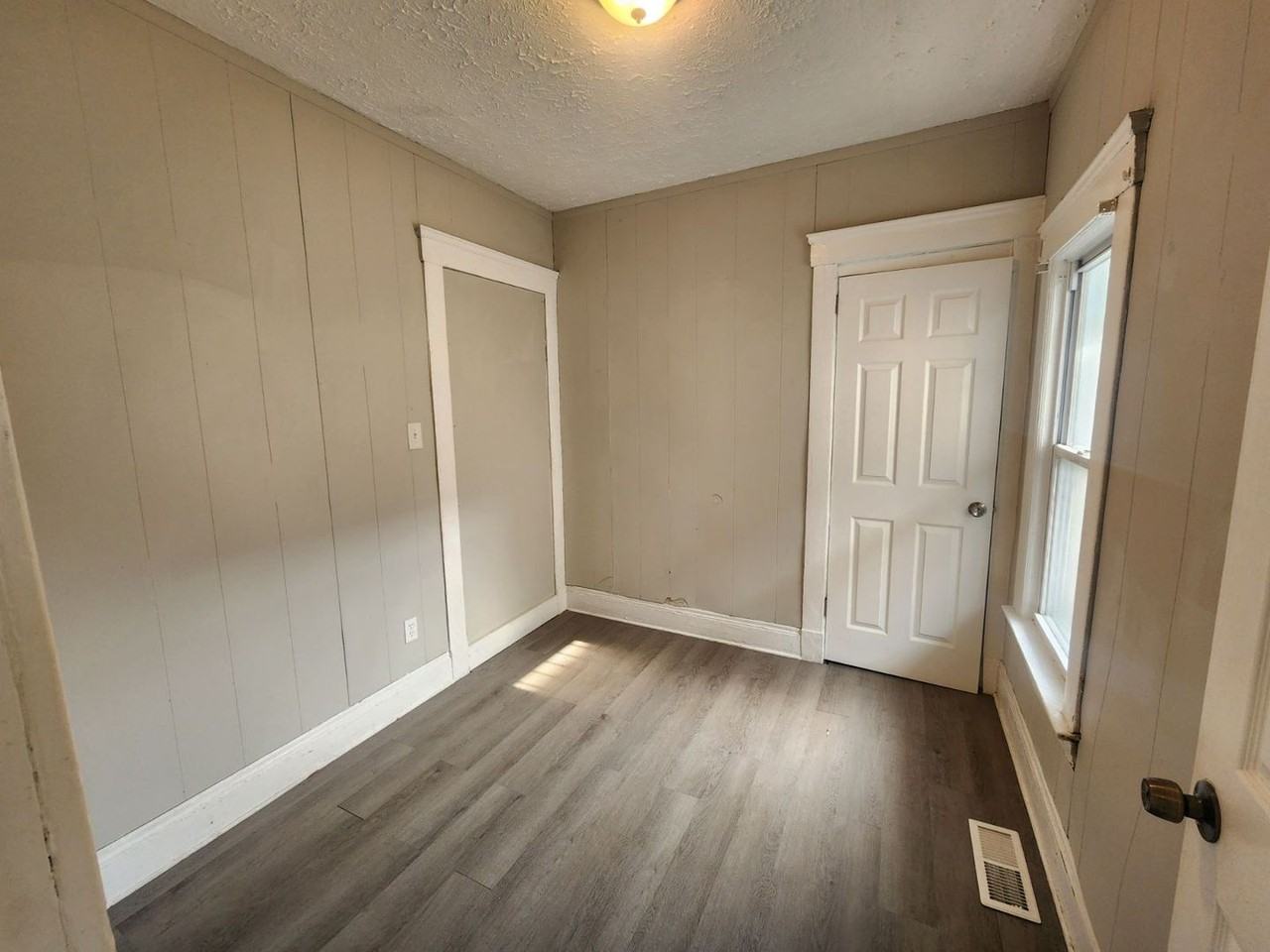 16014 Saranac Rd - Photo 7 of 25