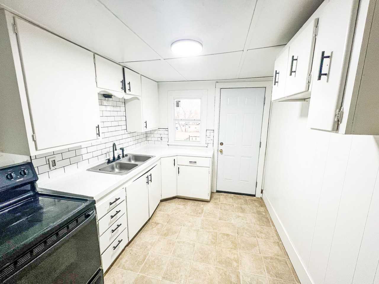 120 E Maple St - Photo 2 of 13