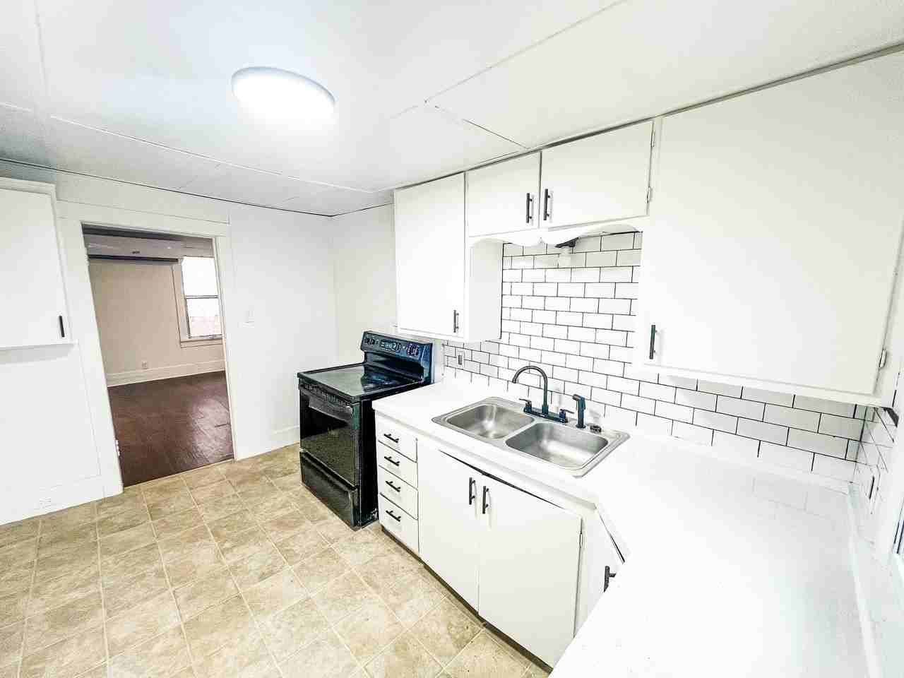 120 E Maple St - Photo 3 of 13