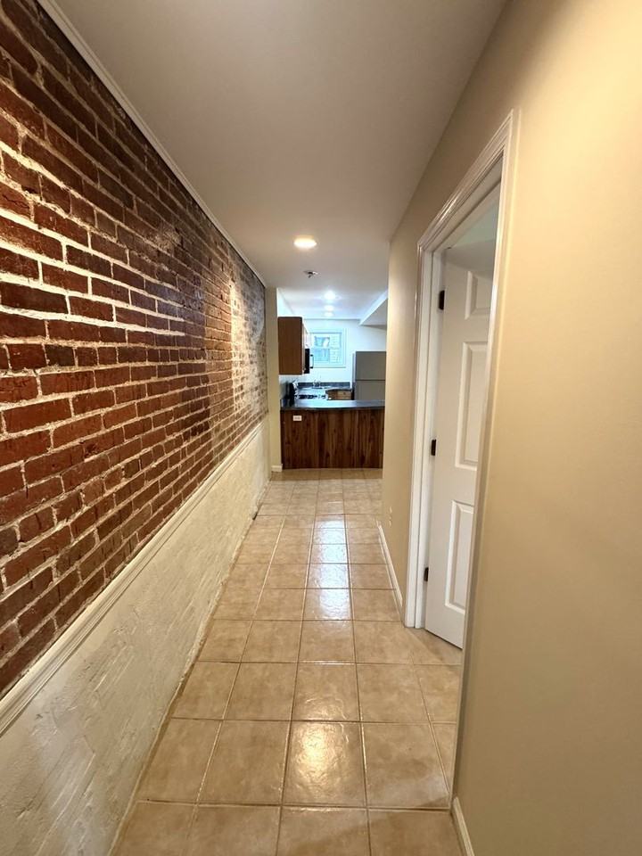 628 5th St Ne #B - Photo 2 of 10
