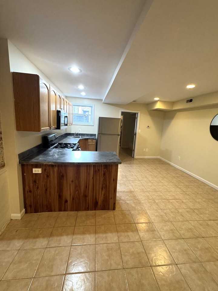 628 5th St Ne #B - Photo 5 of 10