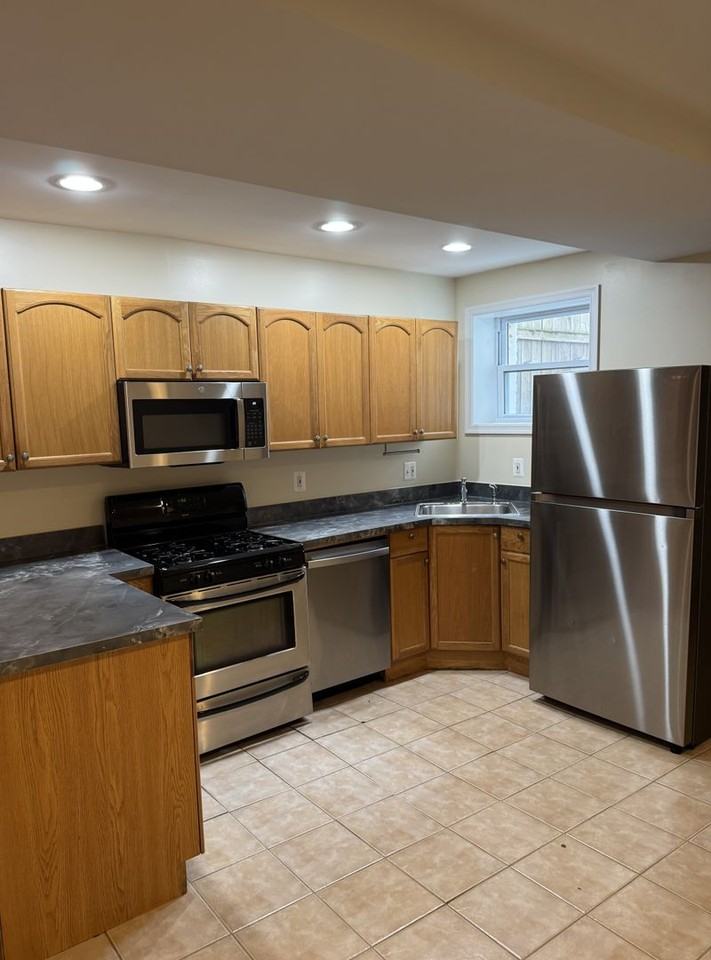 628 5th St Ne #B - Photo 6 of 10