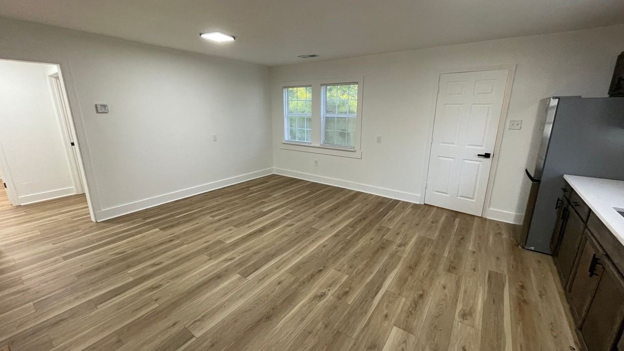 310 W 20th St - Photo 5 of 11