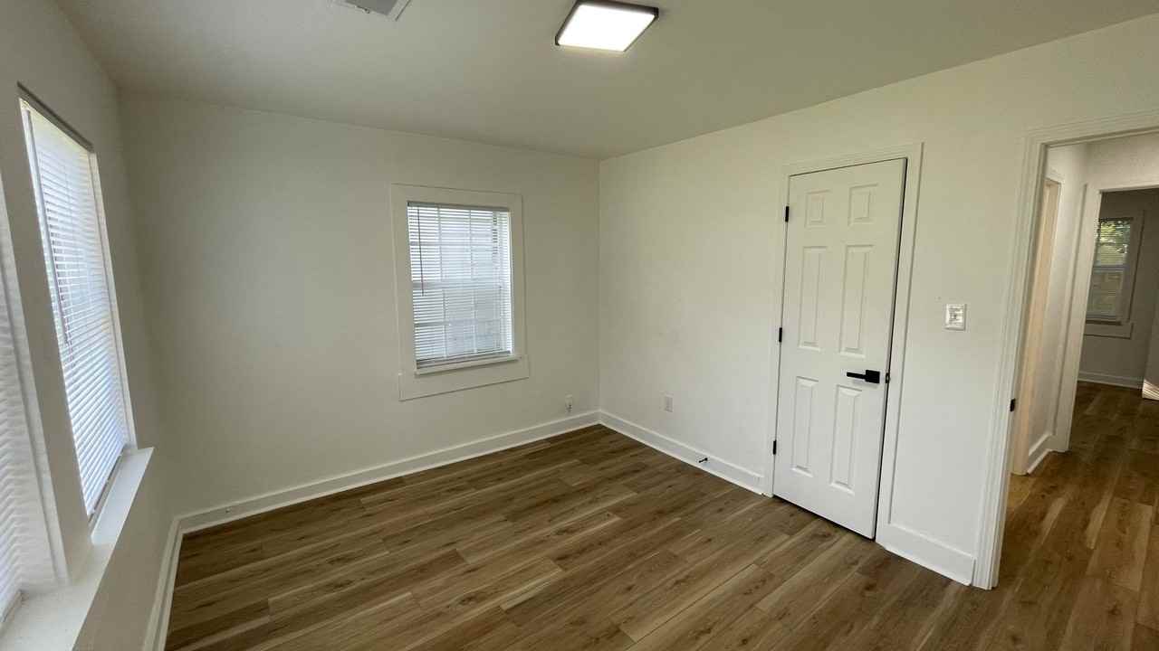 310 W 20th St - Photo 6 of 11