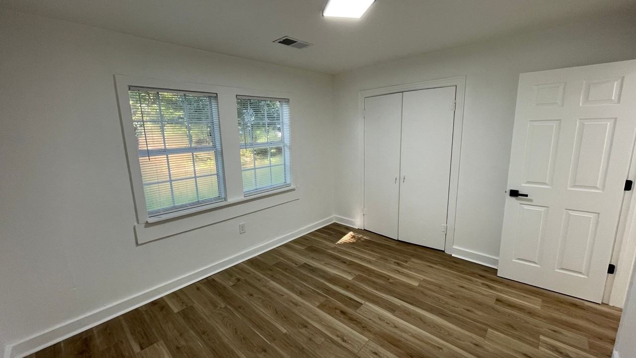 310 W 20th St - Photo 7 of 11