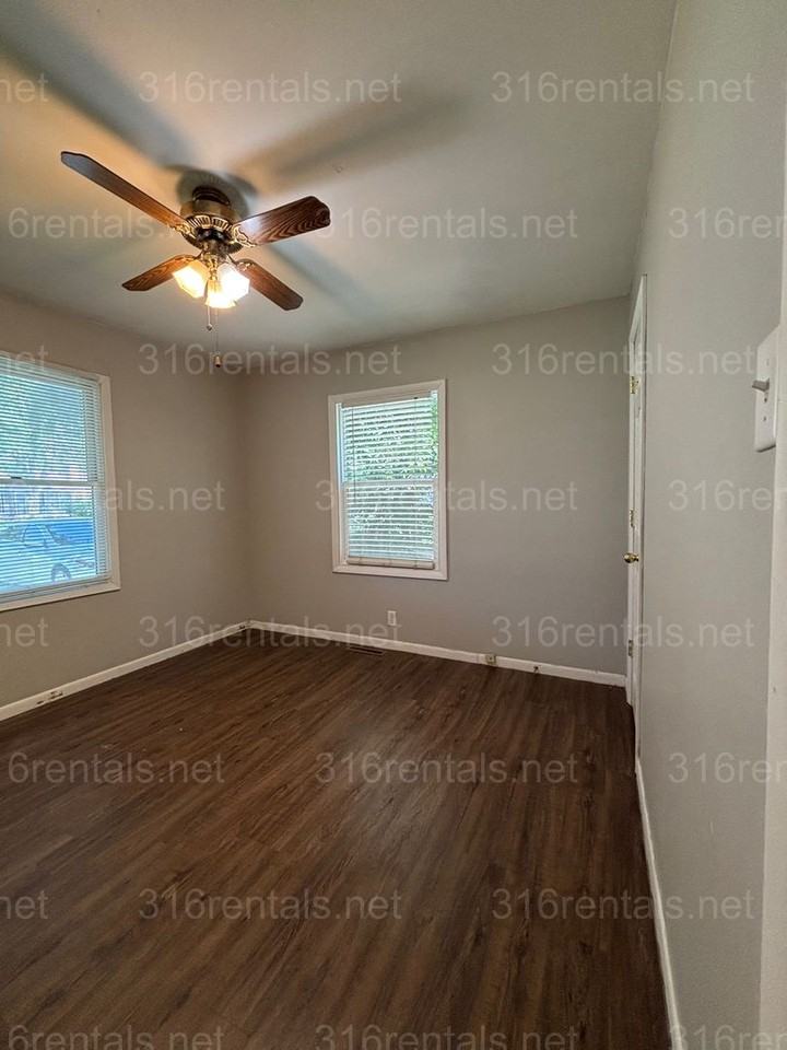 418 State St - Photo 5 of 10