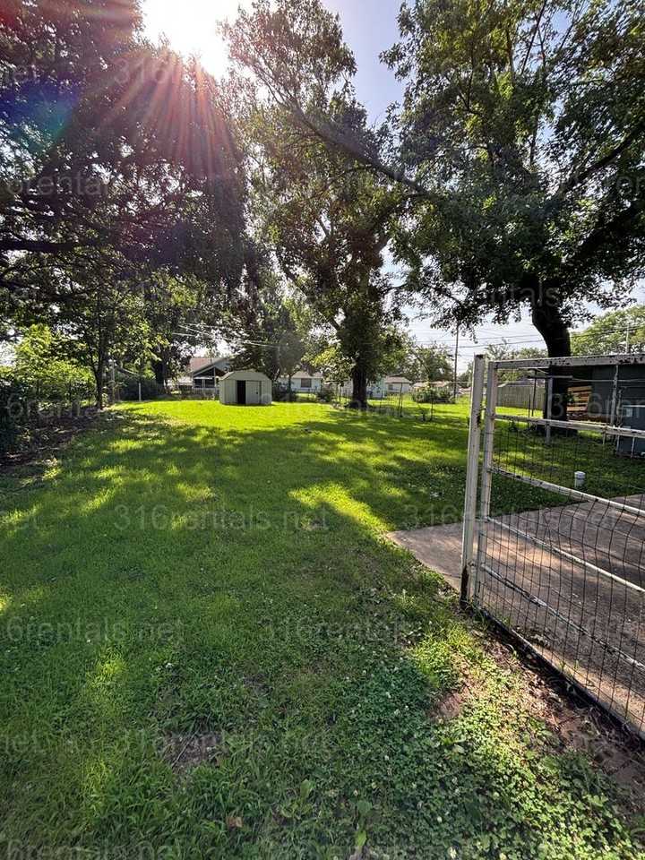418 State St - Photo 6 of 10