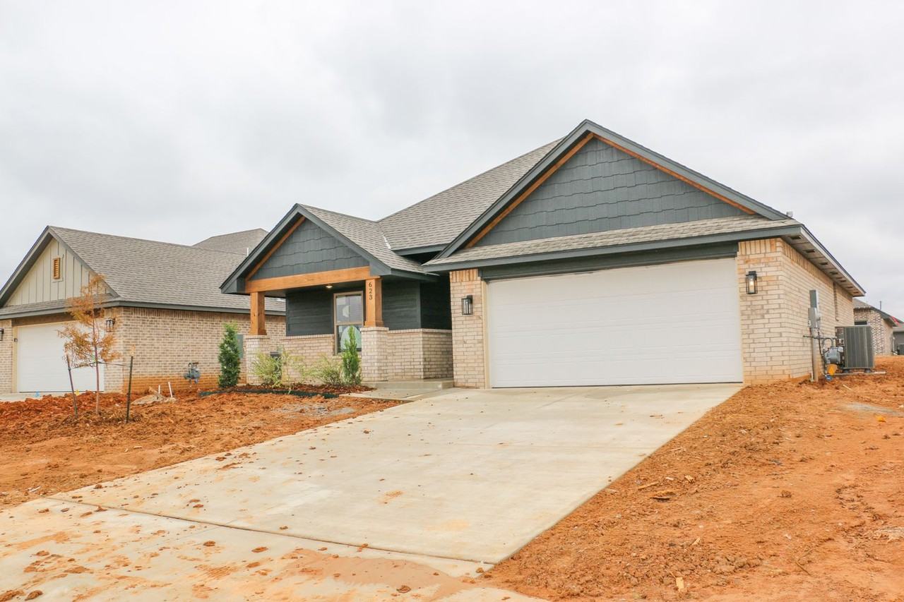 623 Trails End Dr - Photo 2 of 18