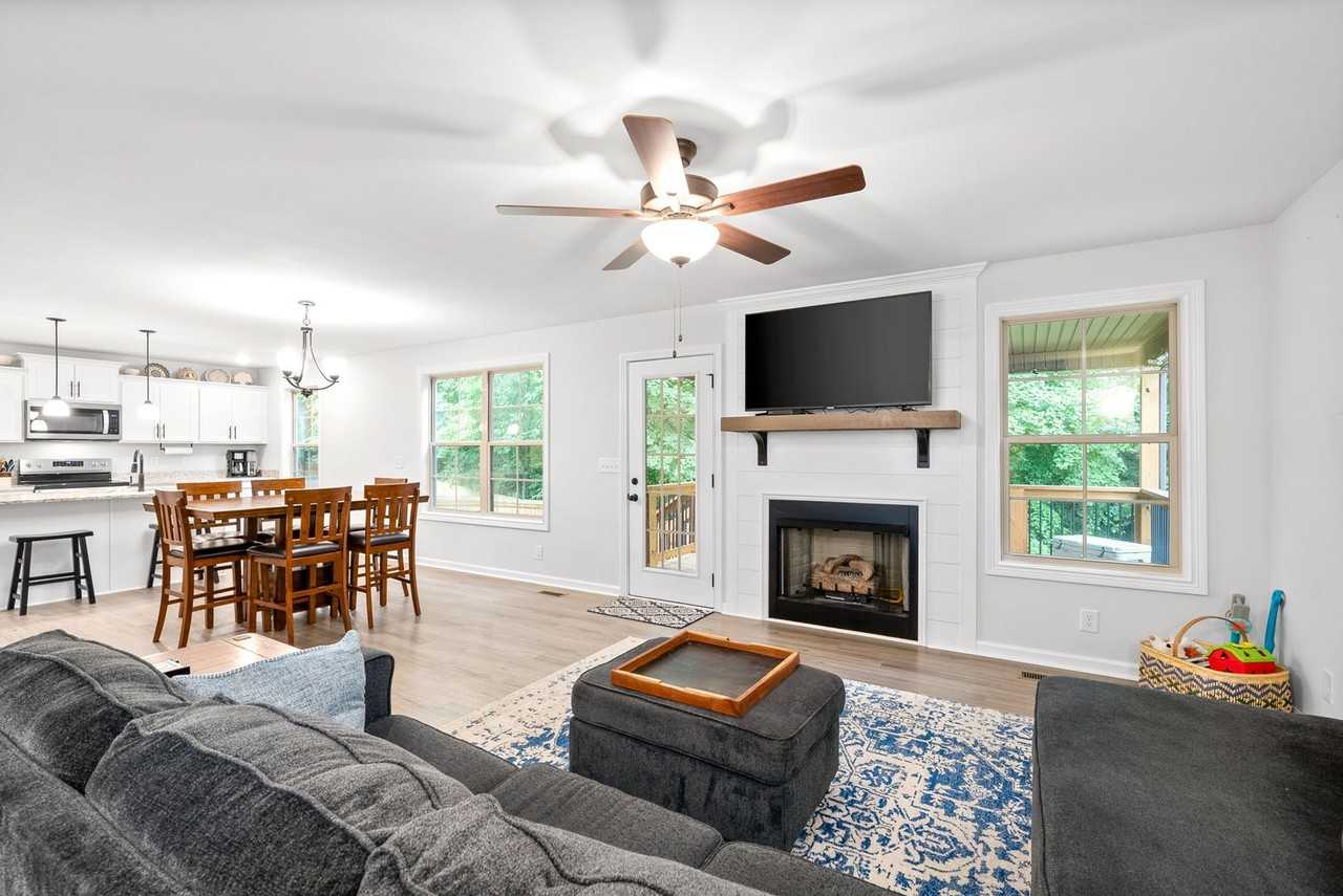 1082 Winesap Rd - Photo 6 of 31