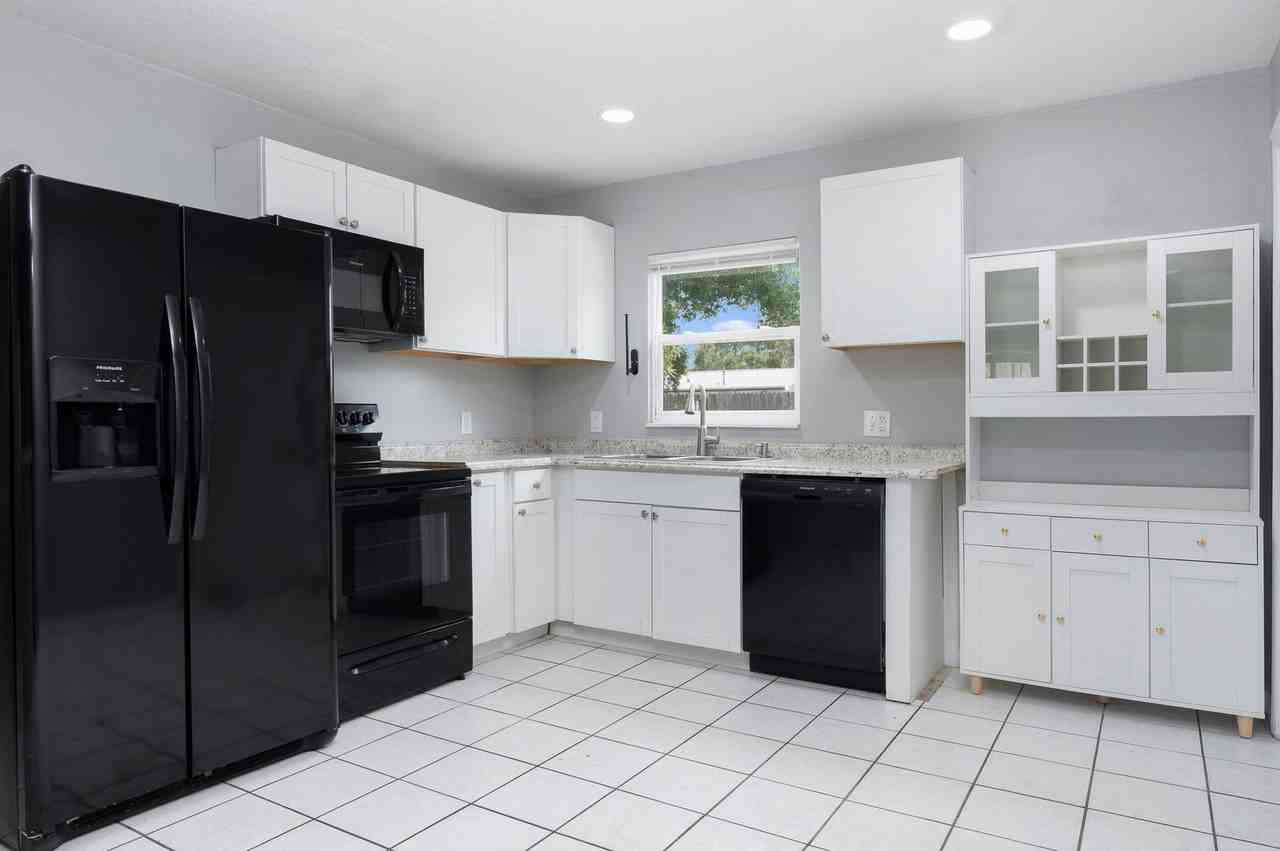 5255 45th Ave N - Photo 5 of 26