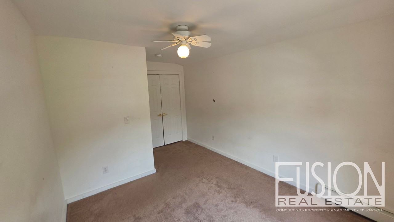446 Colchester Ave - Photo 4 of 38