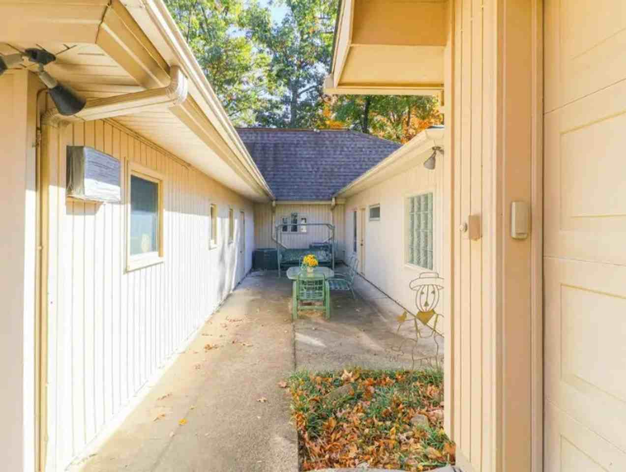 2100 Paula Dr - Photo 4 of 21