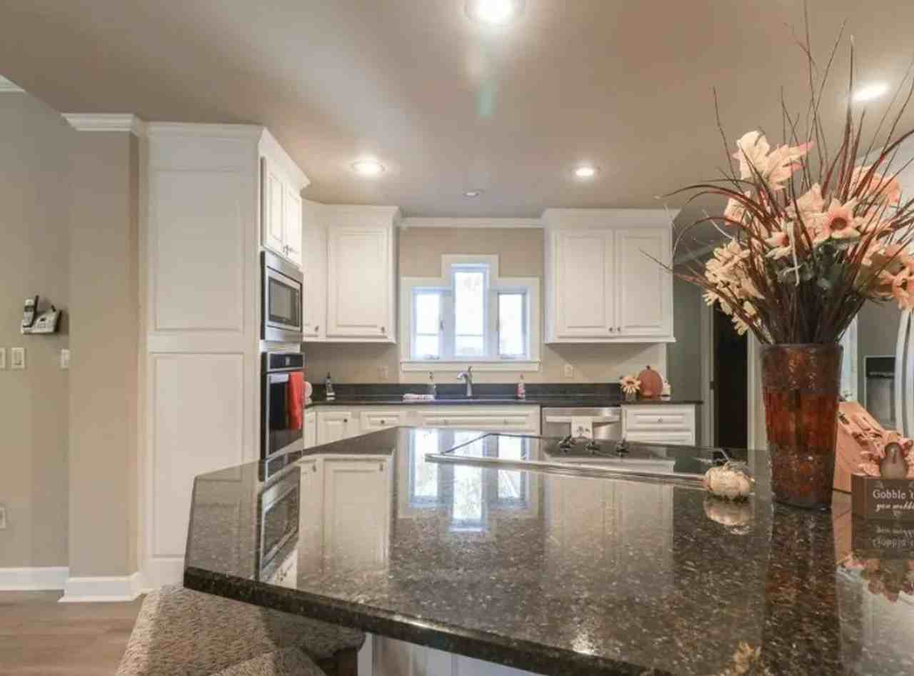 2100 Paula Dr - Photo 7 of 21