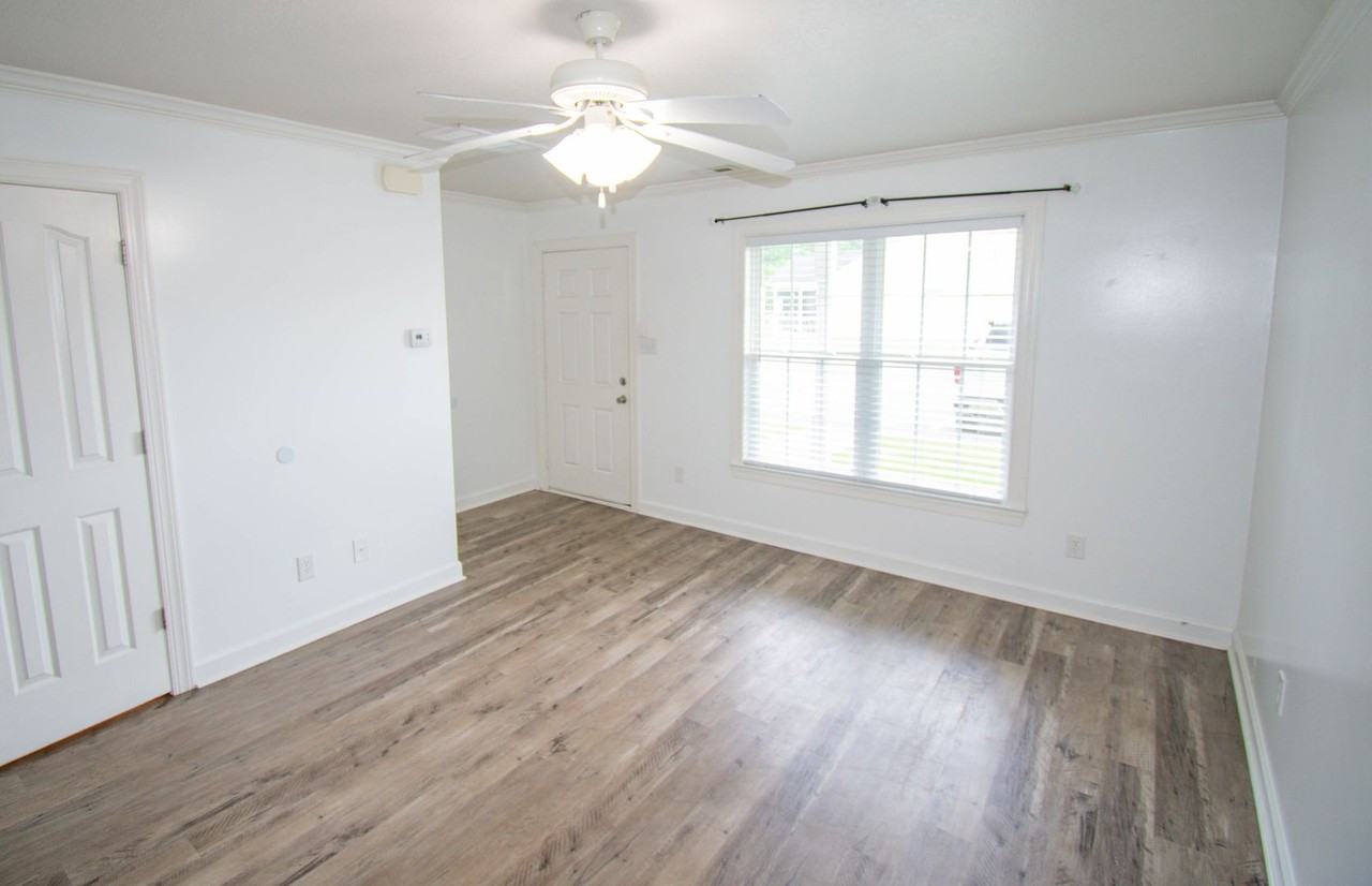 102 Springwood Dr - Photo 2 of 17
