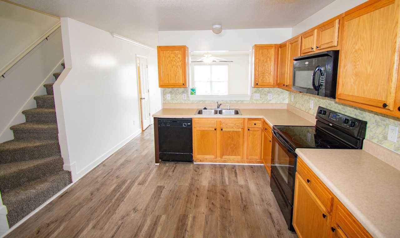 102 Springwood Dr - Photo 4 of 17