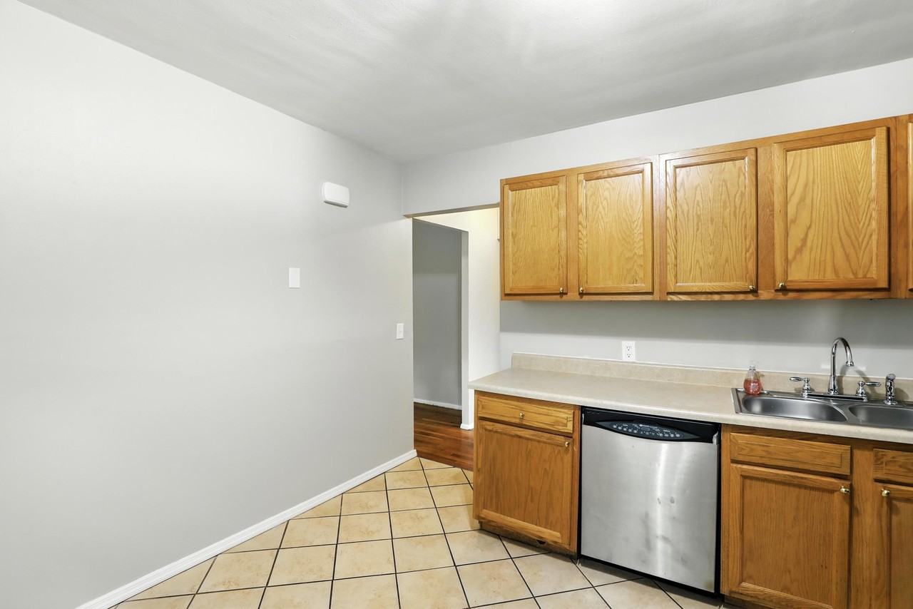 1722 W North BendB8 #B8 - Photo 5 of 26