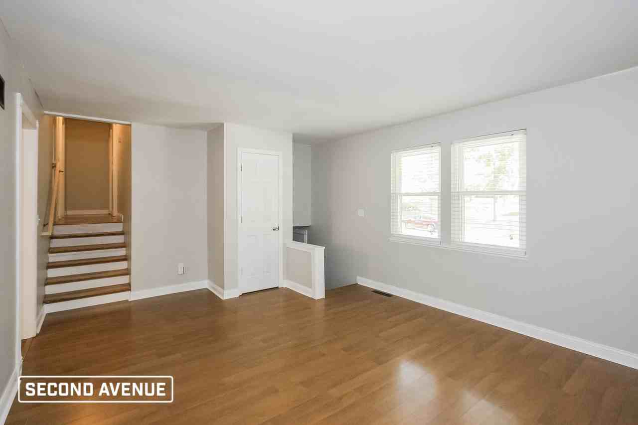 11032 N Harrison St - Photo 3 of 21