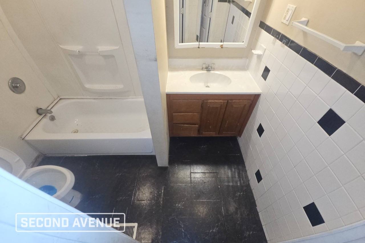 2426 E 24th St - Photo 5 of 9