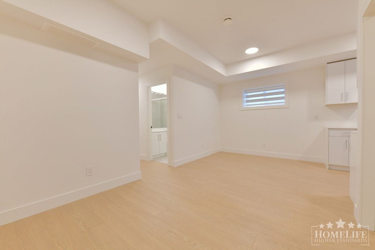 16678 16 Ave - Photo 6 of 15