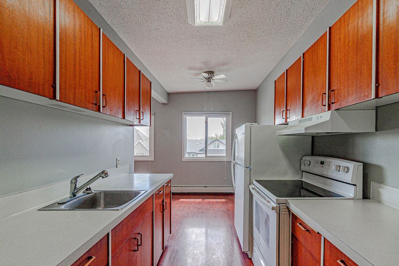 BEST KEPT SECRET IN CLARESHOLM! COME HOME TO YOUR COZY 2 BED/1BATH APARTMENT ! - Photo 5 of 18