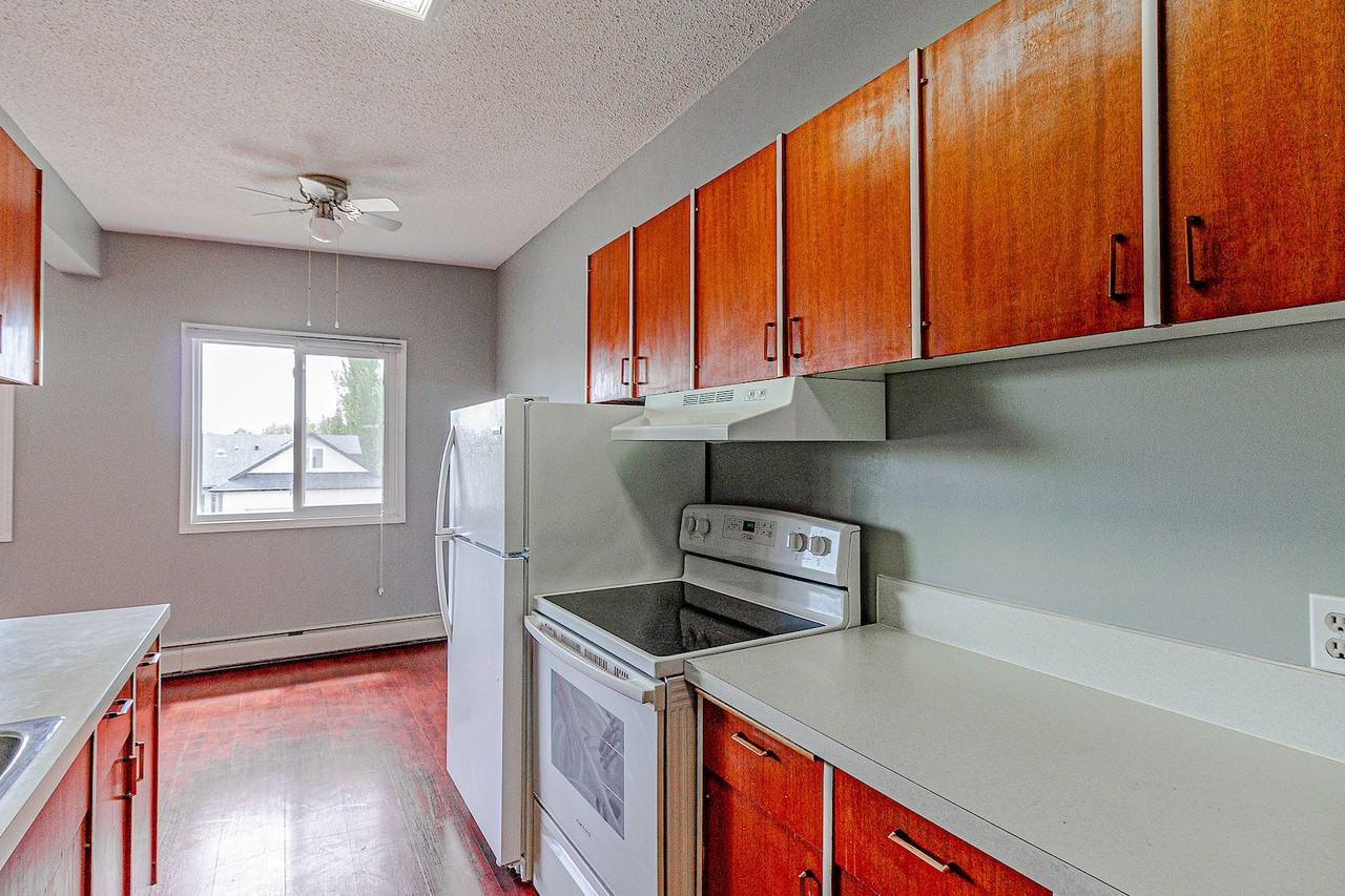 BEST KEPT SECRET IN CLARESHOLM! COME HOME TO YOUR COZY 2 BED/1BATH APARTMENT ! - Photo 6 of 18