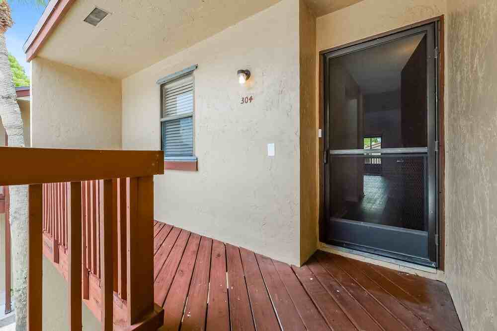 304 Lakeview Dr E - Photo 3 of 16