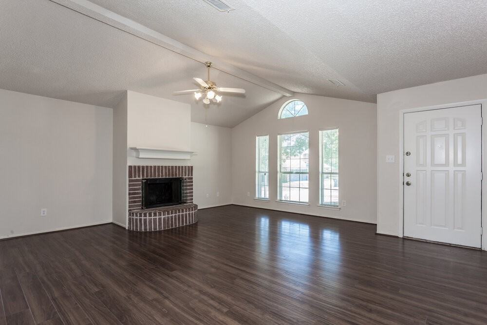 10216 Aurora Dr - Photo 2 of 15