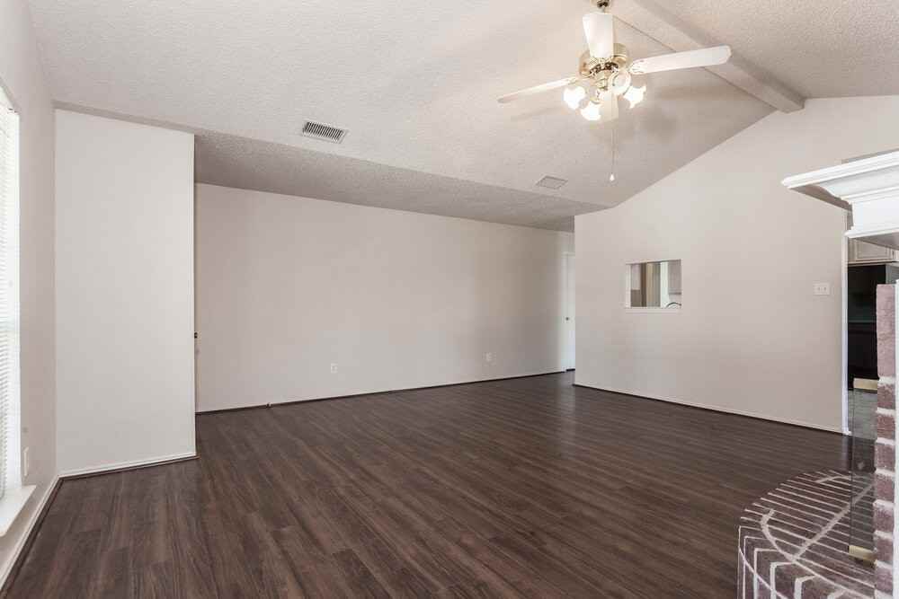 10216 Aurora Dr - Photo 3 of 15