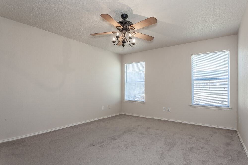 10216 Aurora Dr - Photo 6 of 15