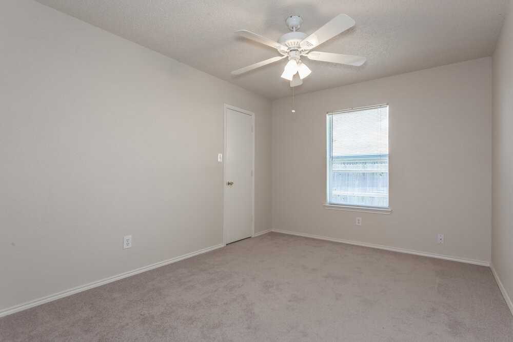 10216 Aurora Dr - Photo 7 of 15