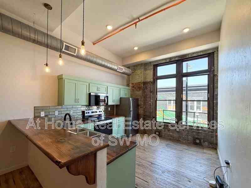 320 W Walnut St #203