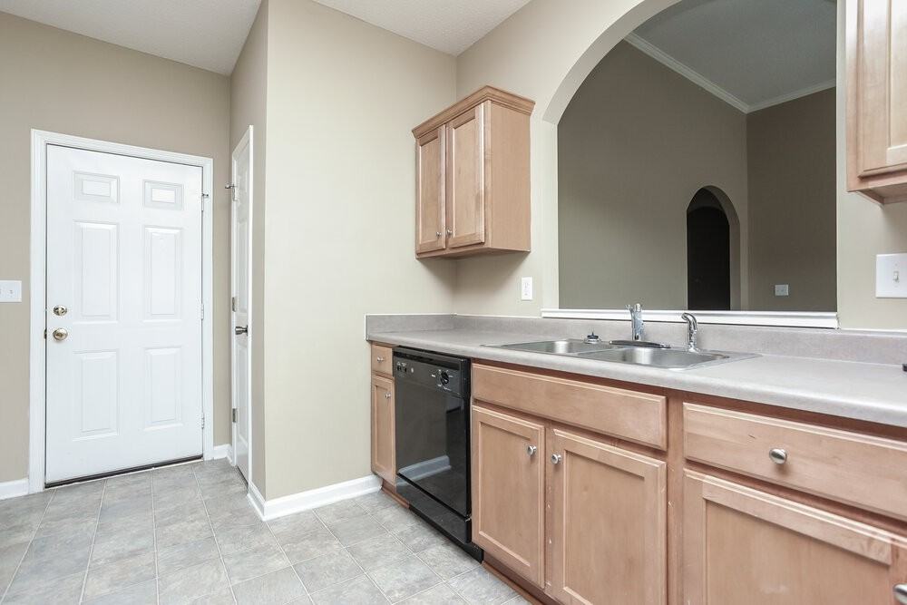 10183 Tall Hickory Dr - Photo 4 of 16