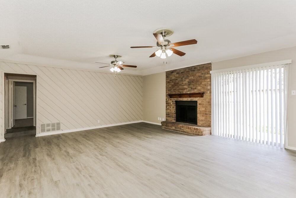 2727 Lucas Dr - Photo 3 of 19