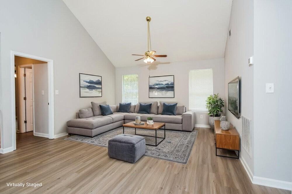 1560 Wembley Dr - Photo 3 of 19