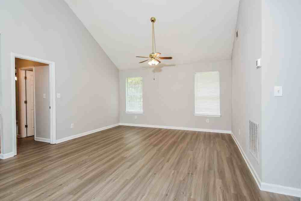 1560 Wembley Dr - Photo 4 of 19