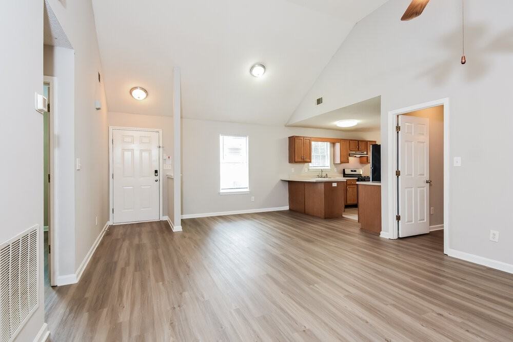 1560 Wembley Dr - Photo 5 of 19