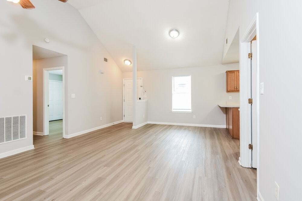 1560 Wembley Dr - Photo 6 of 19